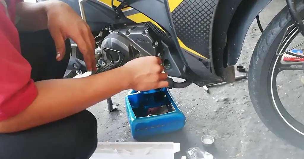 Cara Tukar Minyak Hitam Lagenda 115Z yang Mudah Cara Tukar Minyak Hitam Lagenda 115Z yang Mudah