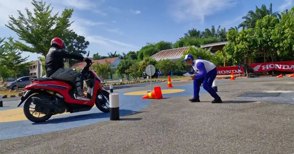 Tip Belajar Keseimbangan Naik Motor Tip Belajar Keseimbangan Naik Motor